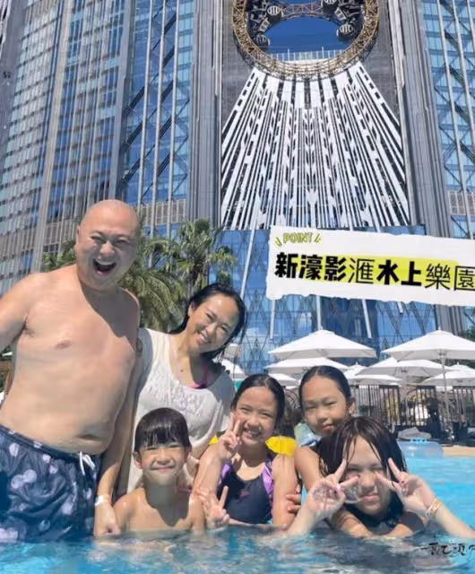 少女味!TVB金牌司儀攜16歲愛女看戲,稱與其出門怕被誤會有小三