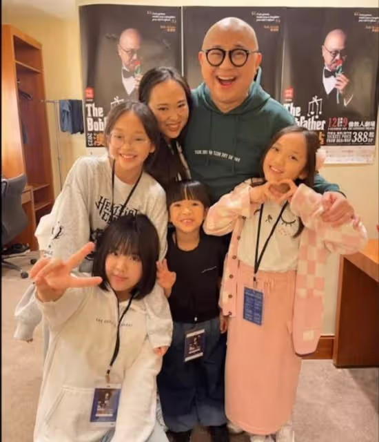 少女味!TVB金牌司儀攜16歲愛女看戲,稱與其出門怕被誤會有小三