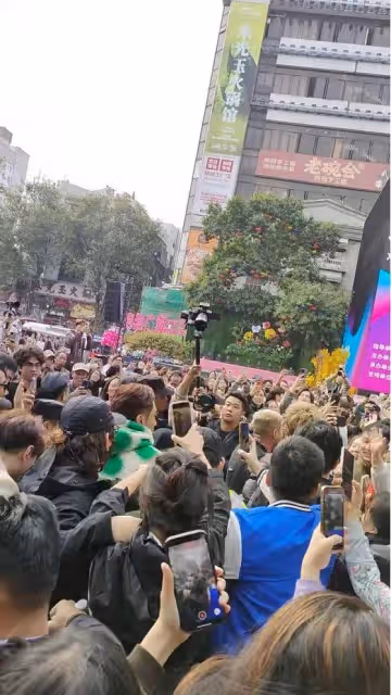 瘋狂!吳卓羲在佛山被粉絲摸手撲倒,金句出圈火遍全網ong