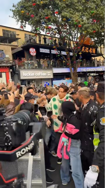 瘋狂!吳卓羲在佛山被粉絲摸手撲倒,金句出圈火遍全網ong