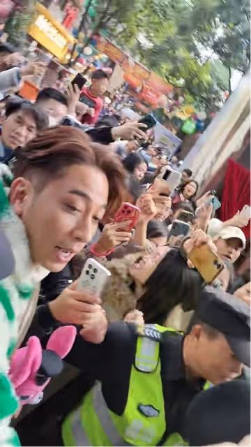 瘋狂!吳卓羲在佛山被粉絲摸手撲倒,金句出圈火遍全網ong