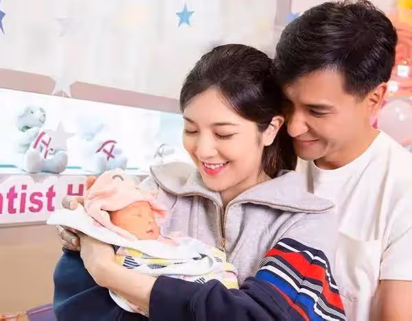 視帝陳展鵬演唱會在即改變出遊行程,女兒懂事,一家三口幸福快樂