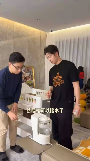 TVB男星為迎接寶寶到來,請專家現場教沖奶粉,太太二婚身家過億