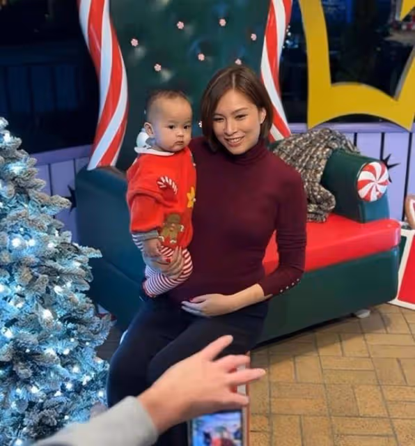 香港知名女星再度懷孕,挺著巨大孕肚游泳,拒絕花錢請保姆照顧