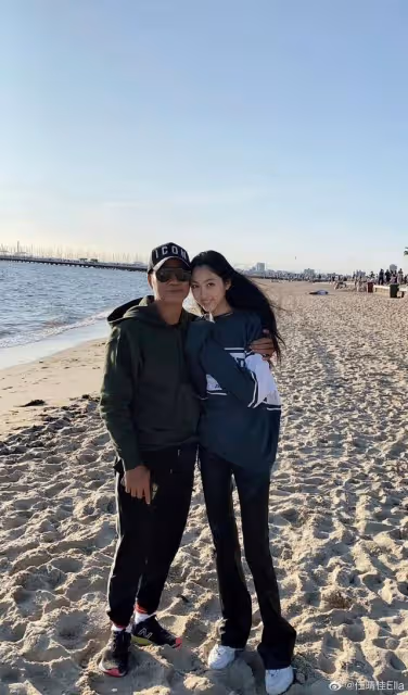 影帝任達華為20歲女兒慶生!小壽星顏值逆天,42寸長腿惹人羨