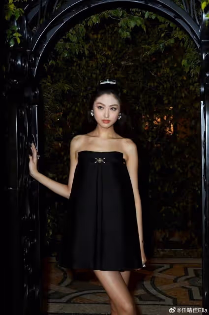 影帝任達華為20歲女兒慶生!小壽星顏值逆天,42寸長腿惹人羨