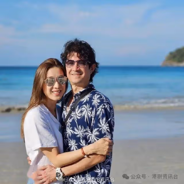 鍾嘉欣三代同堂飛布吉過聖誕 罕甫泳衣照曬白滑長腿