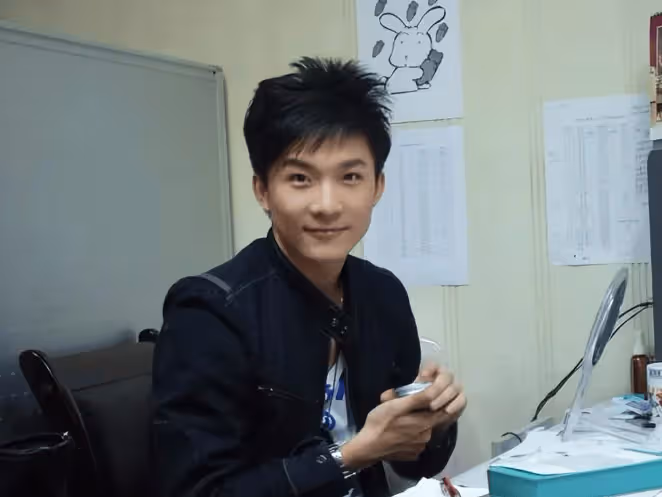 32歲主持人邊策：和母親通話1小時後跳樓身亡，生前經歷了什麼？