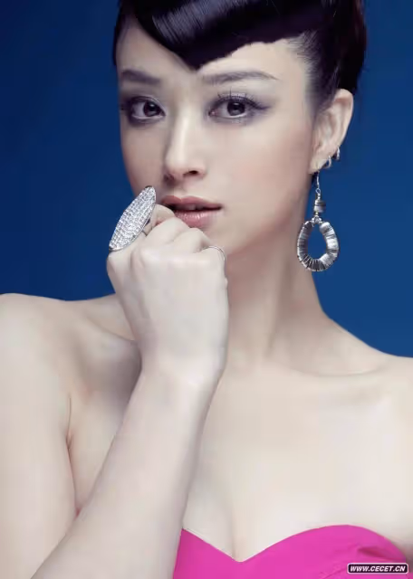 41歲蔣欣瘦20斤驚艷亮相！膚白貌美身材曼妙性感撩人
