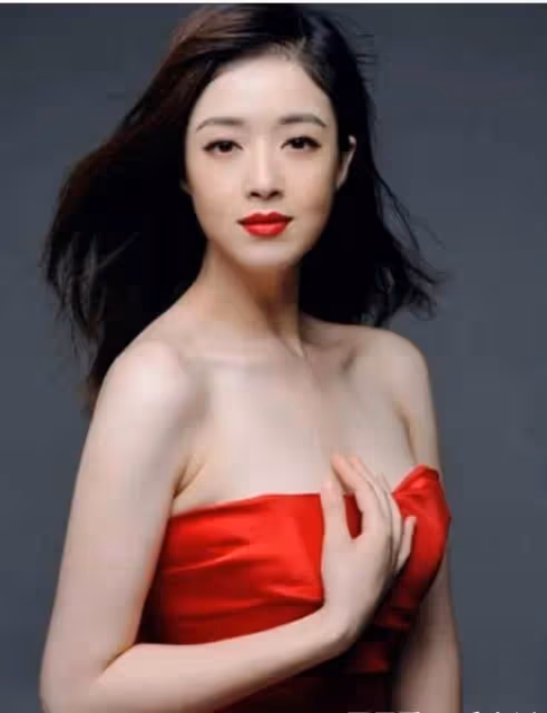 41歲蔣欣瘦20斤驚艷亮相！膚白貌美身材曼妙性感撩人