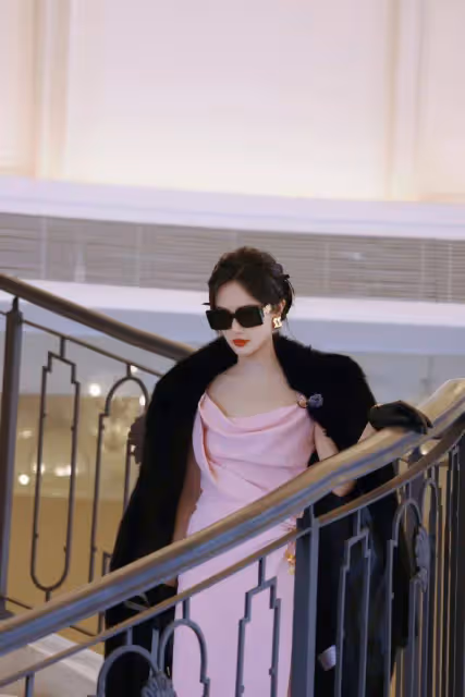 李一桐財閥千金出場！她膚白貌美偶爾露出事業線性感撩人
