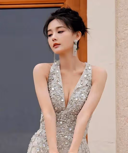 李一桐財閥千金出場！她膚白貌美偶爾露出事業線性感撩人
