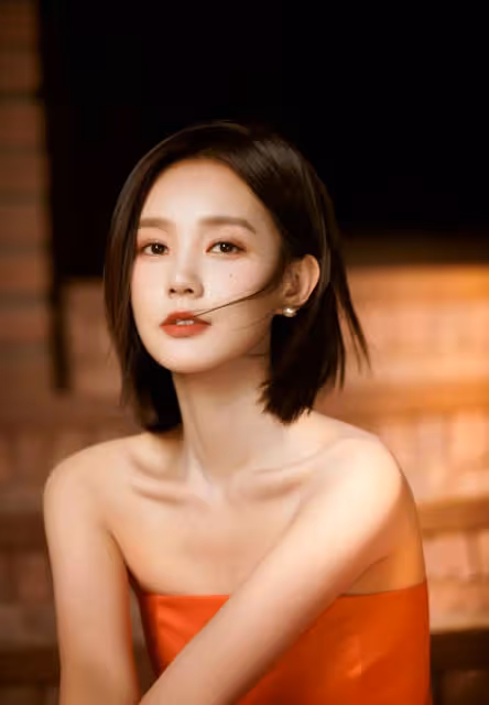 李一桐財閥千金出場！她膚白貌美偶爾露出事業線性感撩人