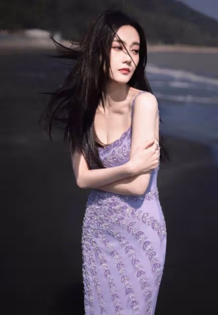 李一桐財閥千金出場！她膚白貌美偶爾露出事業線性感撩人