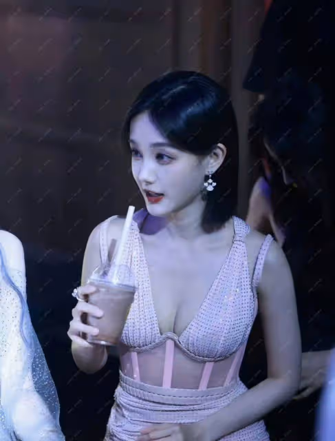 李一桐財閥千金出場！她膚白貌美偶爾露出事業線性感撩人