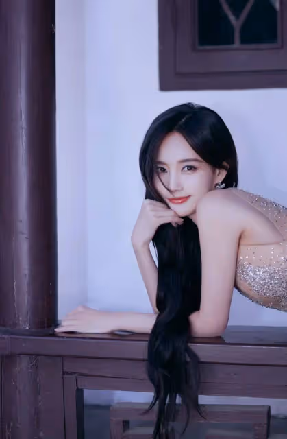 李一桐財閥千金出場！她膚白貌美偶爾露出事業線性感撩人