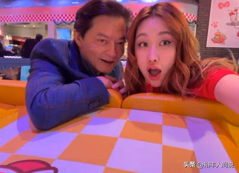 66歲莫華倫與小28歲嬌妻過聖誕!甜蜜搞怪顯年輕,老父親也有現身