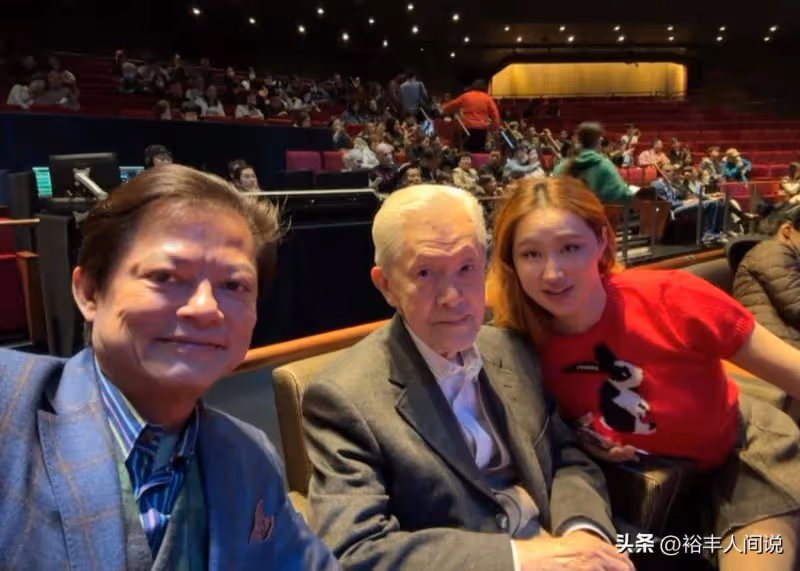 66歲莫華倫與小28歲嬌妻過聖誕!甜蜜搞怪顯年輕,老父親也有現身