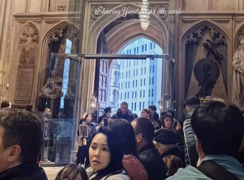 伊能靜母女同游被拍正臉,8歲米粒顏值一般,她56歲真實模樣曝光