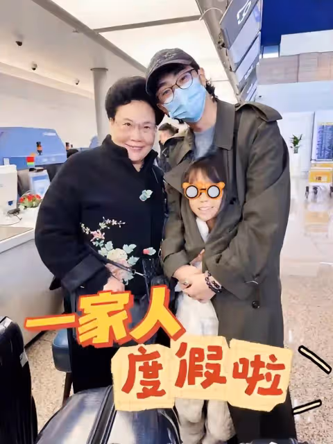 伊能靜母女同游被拍正臉,8歲米粒顏值一般,她56歲真實模樣曝光