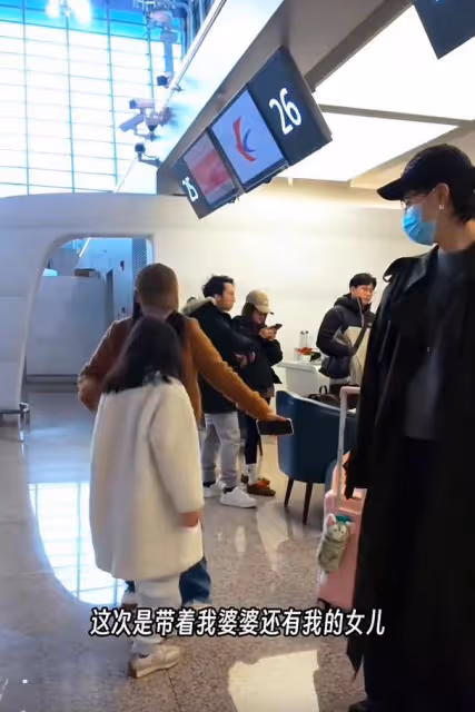 伊能靜母女同游被拍正臉,8歲米粒顏值一般,她56歲真實模樣曝光