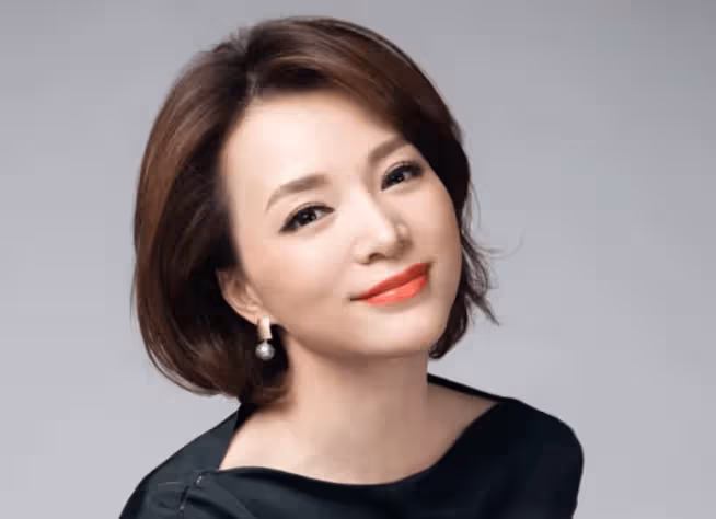 董卿流淚坦言:時至今日,我依然極度自卑,但我選擇與自己和解