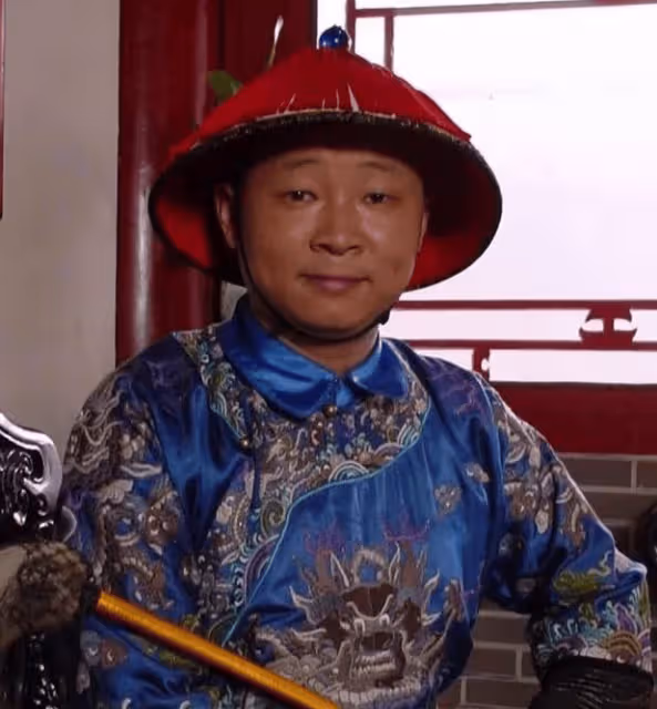 三德子趙亮:娶小15歲嫩模,靠養雞賺上億,張國立張鐵林都常去吃雞!