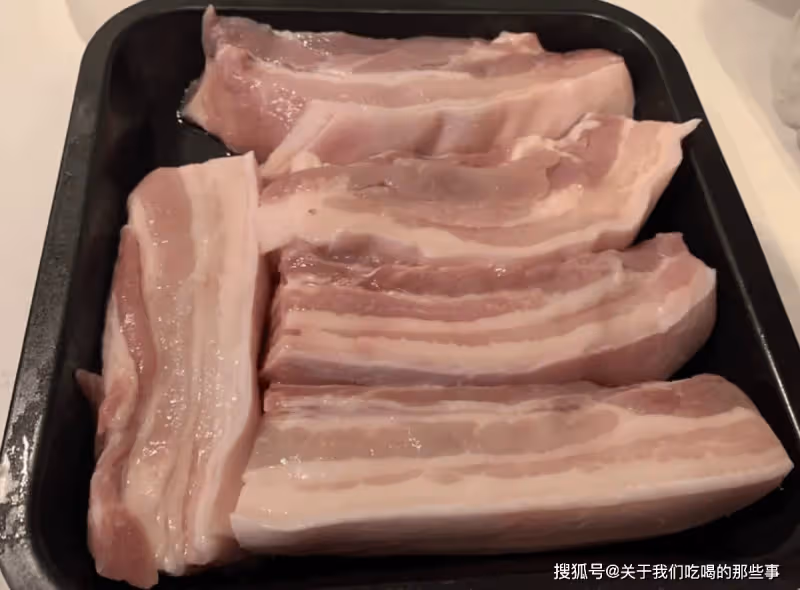 做醬油肉,比臘肉簡單,醬香濃郁肥肉不膩,放一年不壞,趕緊試試