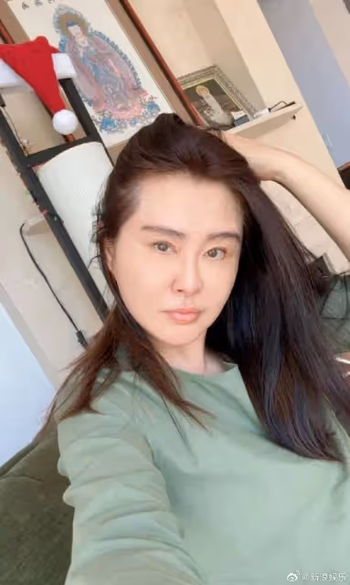 57歲王祖賢曬聖誕自拍臉部僵硬!亞洲第一美女曾最愛齊秦