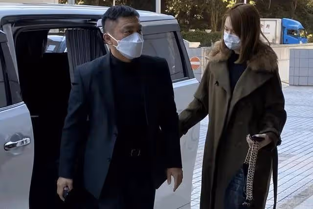 拿督千金莊思明拆禮物,楊明贈高價玩偶暗示想生孩子,全網催婚