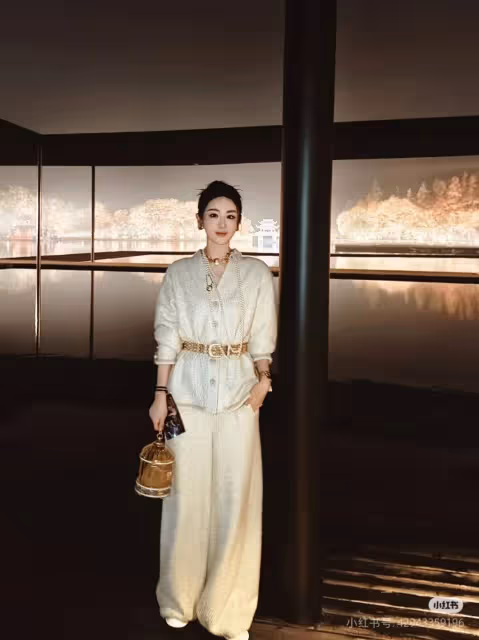 贏麻了!39歲的薇婭靠兩套衣服登上熱搜,深扒後粉絲高呼真香