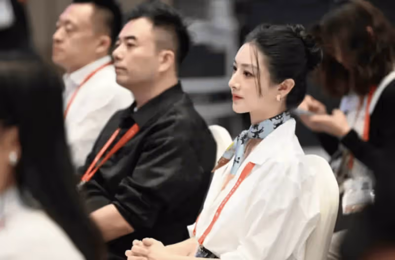 贏麻了!39歲的薇婭靠兩套衣服登上熱搜,深扒後粉絲高呼真香