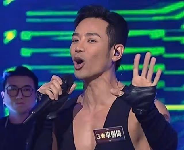 香港過氣男星唱跳震撼全場，四個月內兩度當爸，與同性談過戀愛