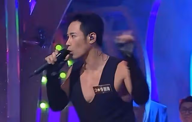 香港過氣男星唱跳震撼全場，四個月內兩度當爸，與同性談過戀愛