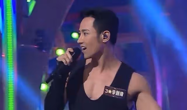 香港過氣男星唱跳震撼全場，四個月內兩度當爸，與同性談過戀愛