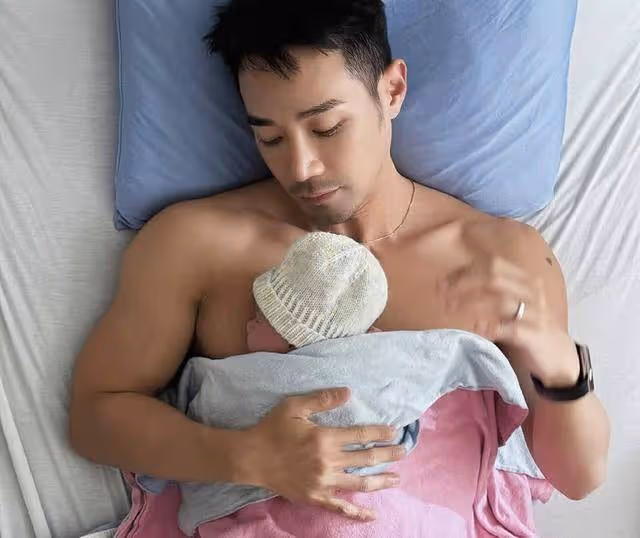 香港過氣男星唱跳震撼全場，四個月內兩度當爸，與同性談過戀愛
