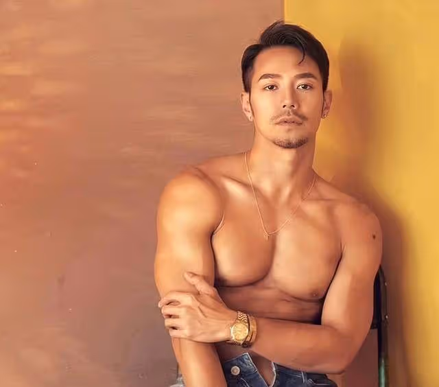 香港過氣男星唱跳震撼全場，四個月內兩度當爸，與同性談過戀愛