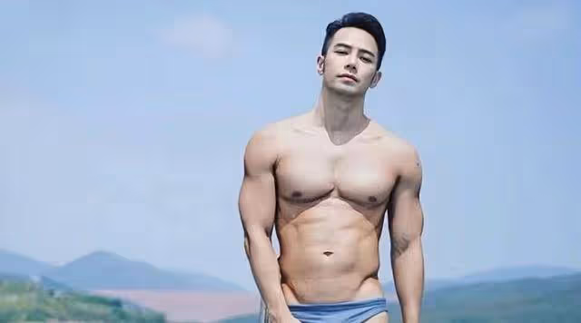 香港過氣男星唱跳震撼全場，四個月內兩度當爸，與同性談過戀愛