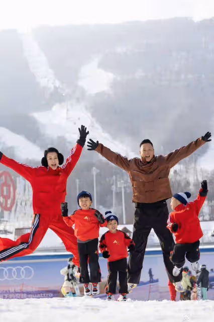 TVB視後一家五口內地度假！現身吉林雪場，兩個兒子共用一張臉