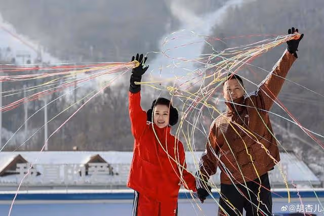 TVB視後一家五口內地度假！現身吉林雪場，兩個兒子共用一張臉