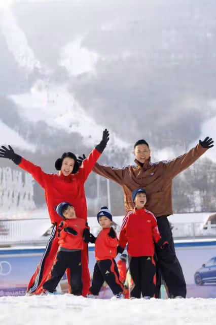 TVB視後一家五口內地度假!現身吉林雪場,兩個兒子共用一張臉