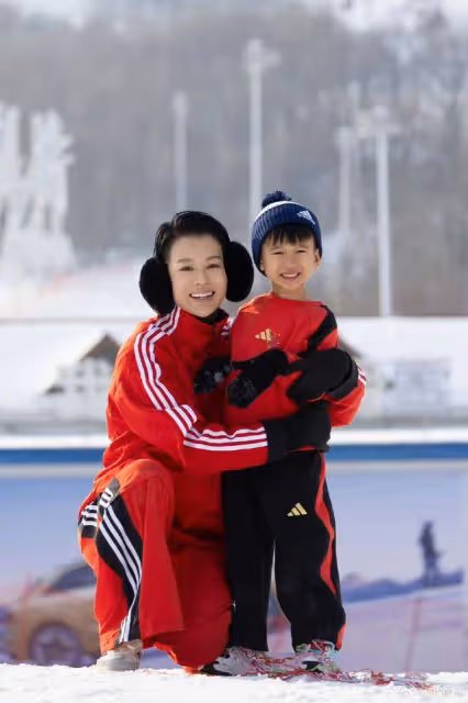 TVB視後一家五口內地度假!現身吉林雪場,兩個兒子共用一張臉