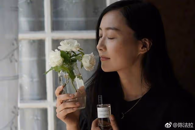 TVB前當家花旦曬近況!一家四口回法國老家度假,3歲女兒打扮搶鏡