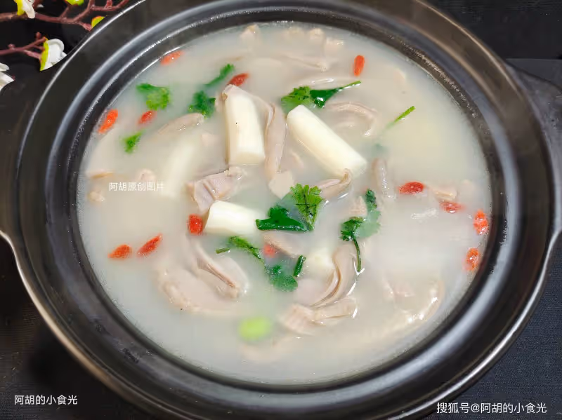 天冷時,雞湯骨湯不如喝此湯!經常煲一鍋,湯鮮不油膩、溫補又暖人,一口湯一口肉鮮到飛起