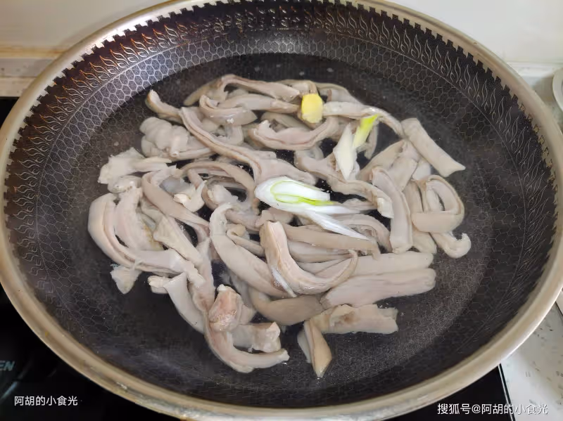 天冷時,雞湯骨湯不如喝此湯!經常煲一鍋,湯鮮不油膩、溫補又暖人,一口湯一口肉鮮到飛起
