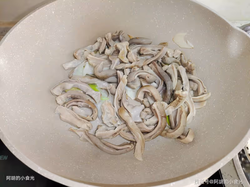 天冷時,雞湯骨湯不如喝此湯!經常煲一鍋,湯鮮不油膩、溫補又暖人,一口湯一口肉鮮到飛起