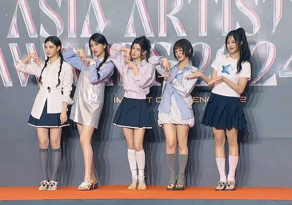 NewJeans現身狀態超好!燦爛打招呼 金秀賢送飛吻害羞了
