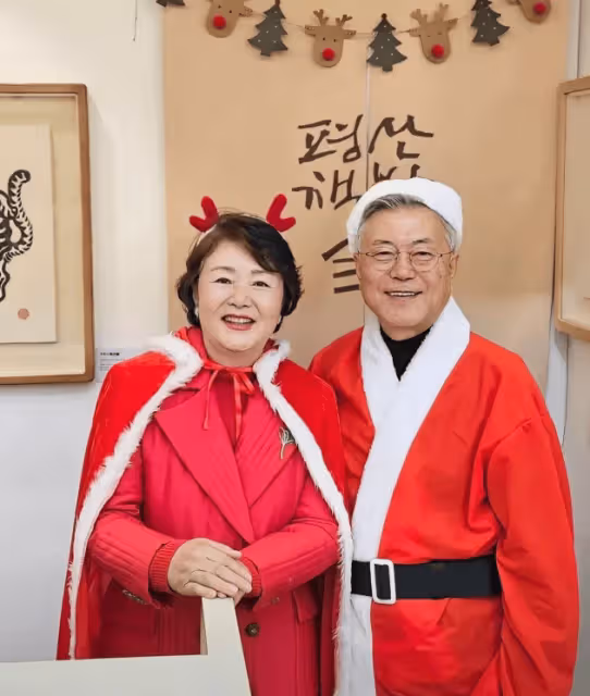 韓國李在明帶妻子參加活動,金慧景穿白裙優雅甜美,非常有親和力