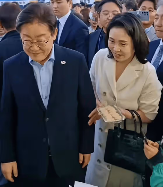 韓國李在明帶妻子參加活動,金慧景穿白裙優雅甜美,非常有親和力