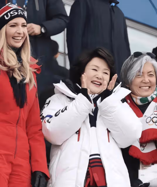 韓國李在明帶妻子參加活動,金慧景穿白裙優雅甜美,非常有親和力